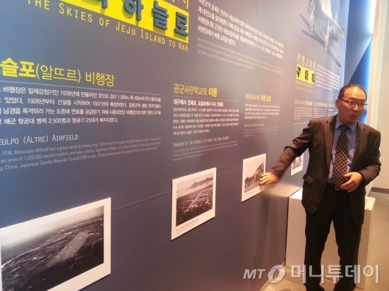 강승무 항공우주박물관처 처장이 한국 전투기 역사에 대해 설명하고 있다./사진=김지산 기자