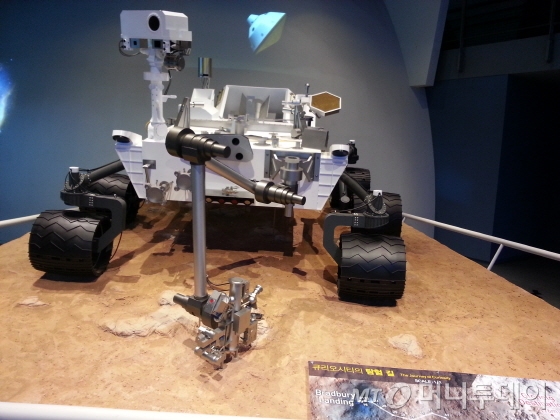 2층 천문우주관에 전시된 화성탐사선 큐리오시티의 실물크기 모형./사진=김지산 기자