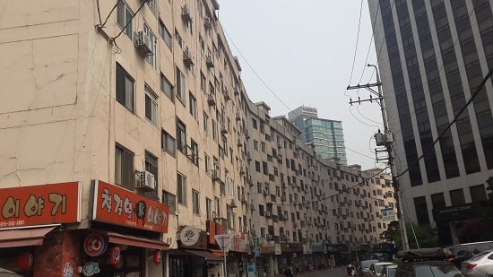 1971년 지어진 '서소문 아파트'는 서대문구 미근동에서 의주로 2가를 가로 질러 흐르던 하천을 덮고 그 위로 지어졌다./사진=진경진 기자