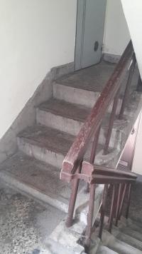 계단을 따라 만들어진 나무 손잡이에도 40년의 세월이 녹아 있다. /사진=진경진 기자