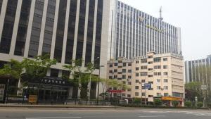 국민권익위원회와 서울 서대문경찰서 사이에 위치하고 있는 '서소문 아파트'/사진=진경진 기자