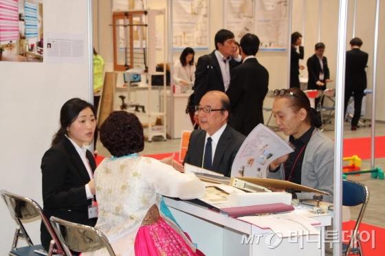 '2014 도쿄 한국상품전시·상담회'에서 한 일본인 바이어들이 한국 중소기업의 제품을 살펴보고 있다. 이 행사는 일본 도쿄 치요다구에 위치한 '도쿄국제포럼'에서 15일부터 이틀 동안 열렸다. /사진제공=한국무역협회