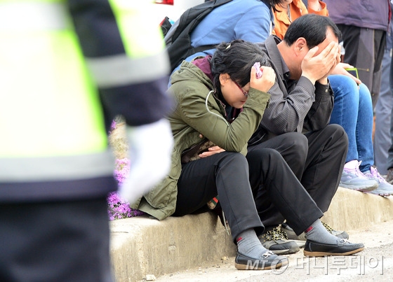 전남 진도에서 여객선 침몰 사고가 발생한 15일 진도군에 도착한 학부모들이 슬픔에 잠겨있다. /뉴스1= 장수영 기자