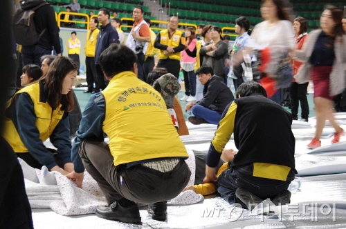 현대삼호중공업 임직원으로 구성된 행복약속봉사단 200명이 구조대와 유가족을 위한 자원봉사활동을 진행하고 있다./사진제공=현대삼호중공업