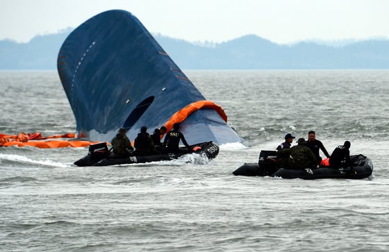 전남 진도군 관매도 인근 해상에서 인천을 출발해 제주로 향하던 6825t급 여객선 세월호 침몰 사고 이틀째인 17일 오전 사고해역에서 해군 SSU 대원들이 구조 작업을 진행하고 있다./ 사진=뉴스1