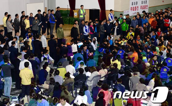 박근혜 대통령이 전남 진도군 관매도 인근 해상에서 침몰한 여객선 세월호 사고 이틀째인 17일 오후 실종자 가족들이 모여있는 진도실내체육관 현장을 찾아 현장상황 설명과 함께 가족들을 위로하고 있다. 2014.4.17/사진제공=뉴스1