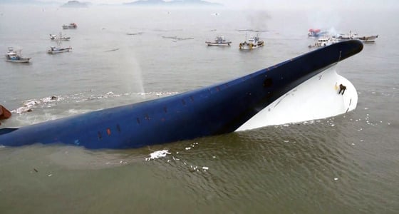 16일 오전 9시쯤 전남 진도군 관매도 인근 해상에서 인천에서 출발해 제주로 향하던 6825t급 여객선 세월호가 침몰돼 구조 작업이 진행 중이다./사진=뉴스1