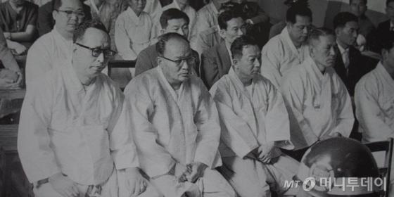 증권가의 '풍운아'로 불렸던 윤응상 씨는 그야말로 파동을 몰고 다니는 인물이었다. 사진은 5월 파동 관련자들의 군법회의 공판 장면(앞줄 맨 왼쪽이 윤 씨). /사진제공=금융투자협회