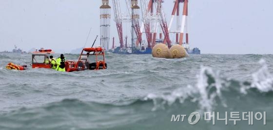 전남 진도군 관매도 인근 해상에서 인천을 출발해 제주로 향하던 6825t급 여객선 세월호 침몰 사고 나흘째인 19일 오후 사고해역에서 구조대원들이 거센 파도에 난항을 겪고 있다./사진=이기범 기자