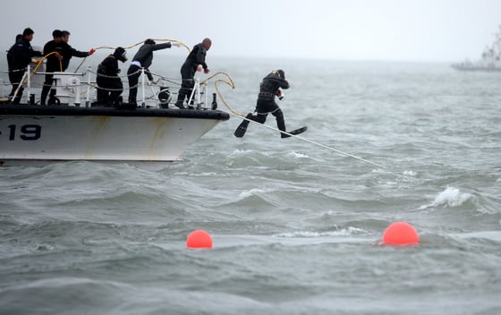 전남 진도군 관매도 인근 해상에서 인천을 출발해 제주로 향하던 6825t급 여객선 세월호 침몰 사고 사흘째인 18일 오전 사고해역에서 선체에 공기를 주입하기 위해 잠수부가 바다로 뛰어들고 있다. /사진=뉴스1