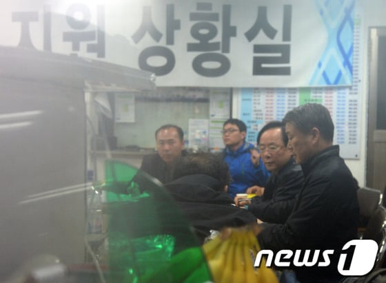 세월호 여객선 침몰 사고 발생 닷새째인 20일 오후 전남 진도 팽목항 상황본부를 찾은 이주영 해양수산부 장관이 한 안전행정부 관계자가 상황판 앞에서 기념사진을 찍으려 했다는 실종자 가족들의 항의에 따라 문제를 논의하기 위해 실종자 가족 지원 상황실에서 가족 대표들과 비공개 논의를 하고 있다. ⓒ News1 한재호 기자