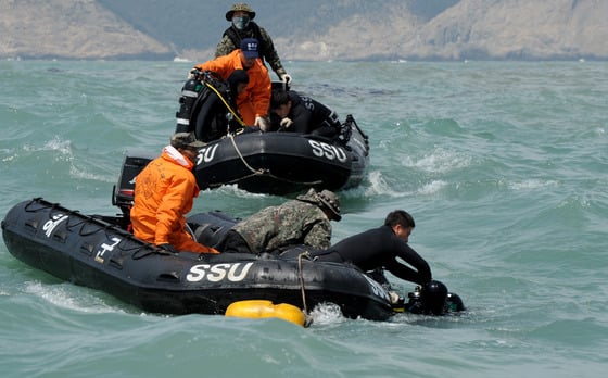 전남 진도군 관매도 인근 해상에서 침몰한 여객선 세월호 사고 닷새째인 20일 해군 해난구조대(SSU)와 특수전전단(UDT/SEAL) 소속의 잠수사들이 고무보트를 타고 높은 파도와 강한 조류를 극복하며 실종자 탐색구조작전을 펼치고 있다./사진=뉴스1