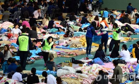 (진도=뉴스1) 양동욱 기자 = 세월호 여객선 침몰사고 닷새째인 20일 오후 전남 진도실내체육관에서 자원봉사자들이 실종자 가족들을 위한 봉사활동을 하고 있다. 2014.4.20/사진제공=뉴스1