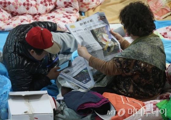 여객선 세월호 침몰사고 발생 엿새째인 21일 오전 전남 진도실내체육관에 임시거처를 마련한 실종자 가족들./사진=이동훈 기자