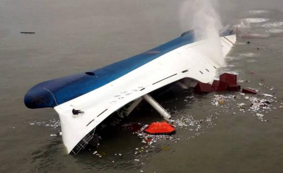 16일 오전 9시쯤 전남 진도군 관매도 인근 해상에서 인천에서 출발해 제주로 향하던 중 침몰한 6825t급 여객선 세월호/ 사진=뉴스1(서해지방해양경찰청 제공)