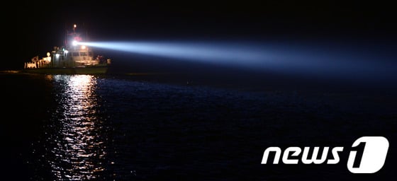 세월호 여객선 침몰 사고 발생 엿새째인 21일 오후 전남 진도 팽목항으로 희생자들의 시신을 태운 해경 경비정이 들어서고 있다.이날 상당수 실종자들이 갇혀 있을 것으로 추정된 세월호 3~4층에서 시신이 다수 발견됐다. 2014.4.21/뉴스1 © News1   양동욱 기자