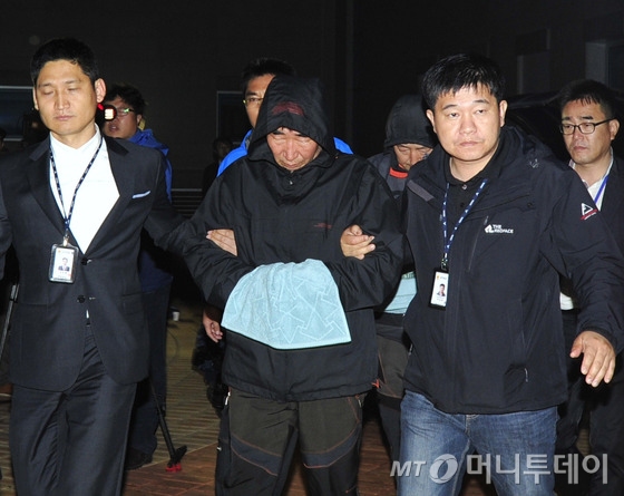 이준석 세월호 선장(가운데). 검찰은 이 선장 등에 대해 '부작위에 의한 살인죄' 적용을 위해 법리 및 판례를 김토중인 것으로 알려졌다. /뉴스1= 김태성 기자