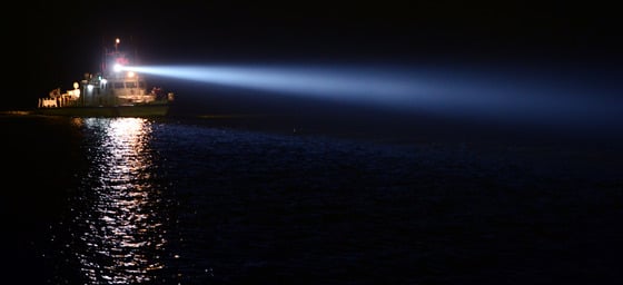 세월호 여객선 침몰 사고 발생 엿새째인 21일 오후 전남 진도 팽목항으로 희생자들의 시신을 태운 해경 경비정이 들어서고 있다./사진=뉴스1