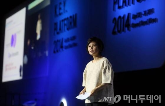23일 오전 서울 여의도 콘래드 서울에서 열린 머니투데이 글로벌 콘퍼런스 '2014 키플랫폼'에서 정미경 머니투데이 편집부국장 겸 키플렛폼 총괄 디렉터가 '비지니스 모델의 화해...혁신 101'을 주제 발표하고 있다. /사진=임성균 기자