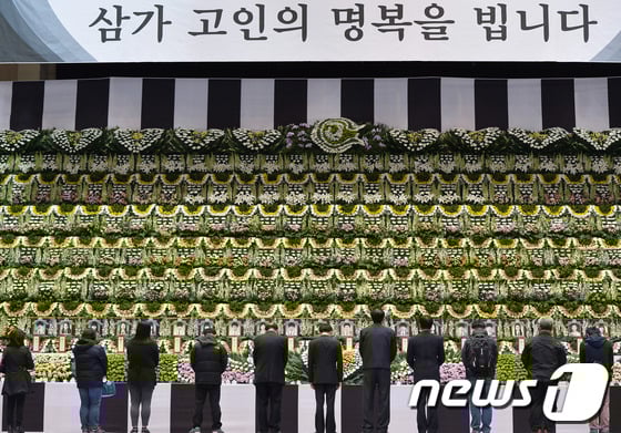 23일 오전 경기도 안산 단원구 고잔동 안산올림픽실내체육관에 마련된 '세월호 사고 희생자 임시분향소'에서 조문객들이 영정 사진 앞에 서 있다. /사진=뉴스1