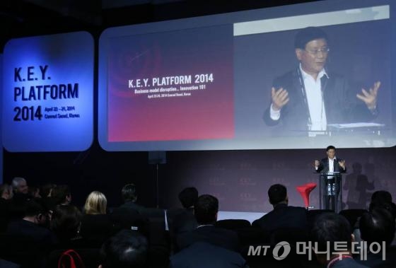 미타니 고지 가나자와공업대학 토라노몬 대학원 교수가 23일 오전 서울 여의도 콘래드 서울에서 열린 머니투데이 글로벌 콘퍼런스 '2014 키플랫폼'에서 '경영전략 논쟁사로 본 비즈니스 모델의 재창조'에 관해 특별강연을 하고 있다 /사진=이기범 기자