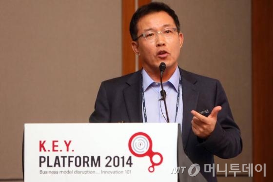 유효상 숙명여대 교수가 23일 오후 서울 여의도 콘래드호텔에서 열린 머니투데이 키플랫폼 2104에서 밸류스틱 혁신이 가져올 비즈니스 모델의 진화를 발표하고 있다./사진= 임성균 기자