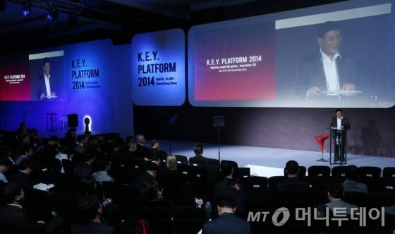 이원복 덕성여대 석좌교수가 23일 오전 서울 여의도 콘래드 서울에서 열린 머니투데이 글로벌 콘퍼런스 '2014 키플랫폼'에서 특별강연을 하고 있다./ 사진= 이기범 기자