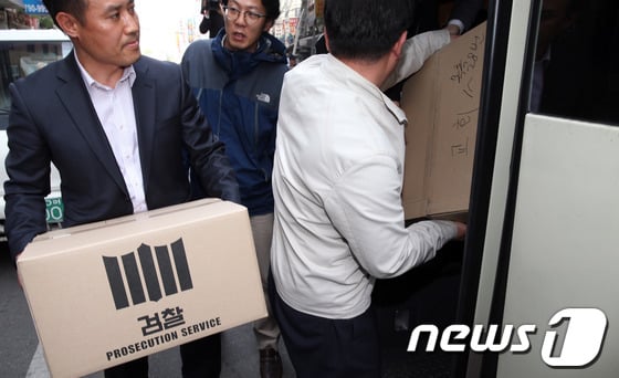세월호 선사의 실소유주인 유병언(73) 전 세모그룹 회장과 유 전 회장 두 아들의 자택 등 10여 곳에 대해 검찰이 압수수색을 실시한 23일 오후 서울 용산구 한강로 기독교복음침례회 서울교회에 검찰 관계자들이 압수품을 차량에 싣고 있다./사진=뉴스1