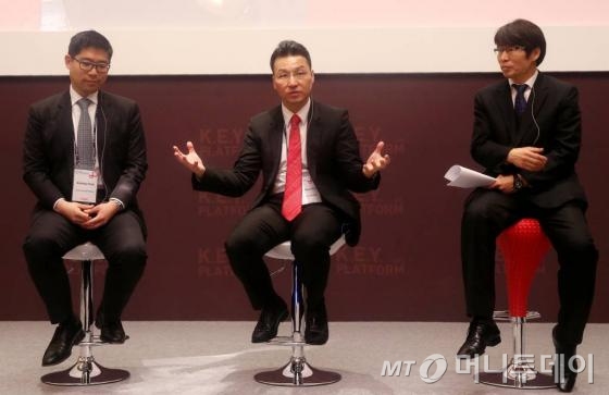앤드류 박 블룸버그 지속사능성 매지저, 김성우 KPMG 지속가능경영본부 전무, 정유신 한국벤처투자 사장이 23일 오후 서울 여의도 콘래드호텔에서 열린 2014 키플랫폼에서 선진금융계가 주목하는 새로운 흐름에 대해 토론하고 있다.