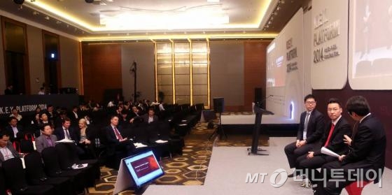 앤드류 박 블룸버그 지속사능성 매지저, 김성우 KPMG 지속가능경영본부 전무, 정유신 한국벤처투자 사장이 23일 오후 서울 여의도 콘래드호텔에서 열린 2014 키플랫폼에서 선진금융계가 주목하는 새로운 흐름에 대해 토론하고 있다.
