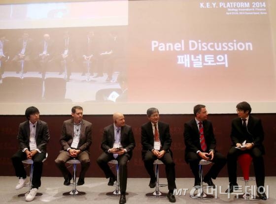 게르드 고트 지엔스 벤처캐피탈 파트너, 스킵 플레시먼 에셋매니지먼트벤처스 파트너, 데이비드 시머 시머벤처스 설립자 및 CEO, 남태희 스톰벤처스 대표, 박지웅 패스트트랙아시아 CEO가 23일 오후 서울 여의도 콘래드호텔에서 열린 2014 키플랫폼에서 패널토의하고 있다.