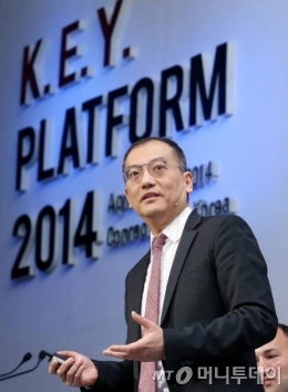 로버트 라우 스플렁크 아시아태평양 부사장이 24일 오전 서울 여의도 콘래드호텔에서 진행된 2014 키플랫폼에서 전시관리시스템의 진화에 대해 발표하고 있다.