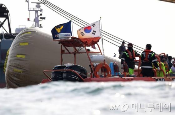 (진도=뉴스1)이동훈 기자=전남 진도군 사고 해역 인근에서 해양경찰 등 구조대원들이 수색 및 구조작업을 벌이고 있는 모습.