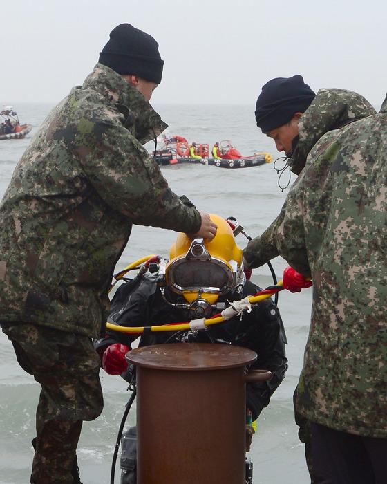 세월호 여객선 침몰 사고 11일째인 26일 오후 전남 진도군 관매도 인근 사고 해역 수색작업을 위해 정박한 언딘 리베로 바지선에서 해군 해난구조대(SSU) 잠수사가 수색을 마친 뒤 선박에 오르고 있다. /사진=뉴스1