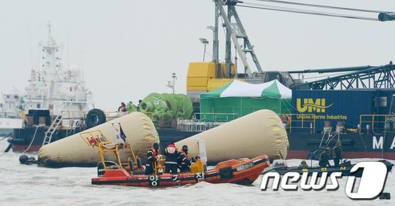 세월호 여객선 침몰 사고 11일째인 26일 오후 전남 진도군 관매도 인근 사고 해역에 유속이 빨라지며 수색작업이 잠시 중단되고 있다. /사진=뉴스1