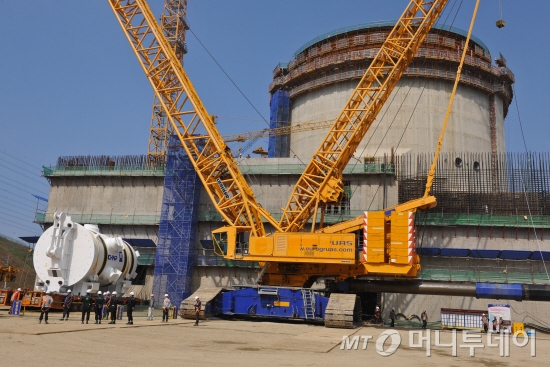 지난달 22일 한국수력원자력 한울원자력본부에서 신한울 1호기에 설치될 원자로가 입고되고 있다./사진=한국수력원자력