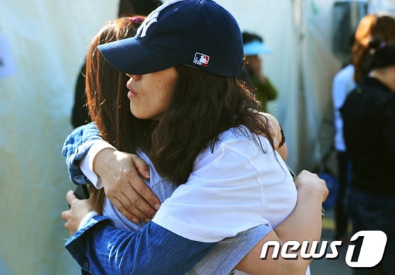 세월호 침몰 16일째인 1일 오후 안산에서 침몰로 희생된 자녀의 장례를 치른 학부모들이 전남 진도 팽목항에서 아직도 자녀를 찾지 못한 학부모를 만나 위로하고 있다. /사진=뉴스1