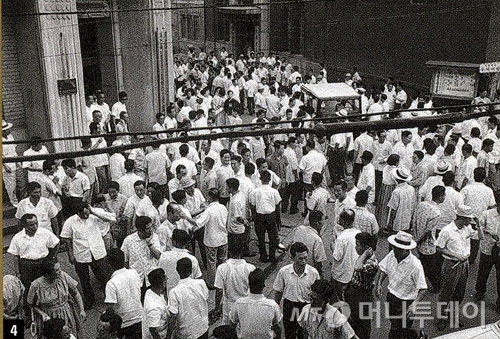 통화개혁 조치로 증권시장이 31일간 휴장한 끝에 다시 개장한 7월13일 서울 명동 증권거래소 주변 모습./사진제공=금융투자협회