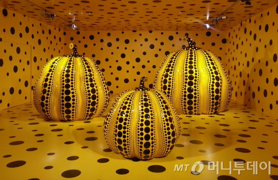 쿠사마 야요이의 대표작 'Pumpkin'. 물방울 무늬가 가득한 호박은 1994년 나오시마에서 공공조각 설치를 시작으로 다양한 장소에 설치되고 있다. 작가는 "호박의 넉넉한 수수함에 매료됐다"고 밝힌 바 있다. /사진=이언주 기자