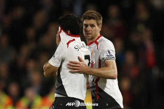 '잉글랜드 프리미어리그'(EPL) 리버풀의 루이스 수아레스(좌)와 스티븐 제라드(우)가 크리스탈 팰리스와의 경기가 끝난 뒤 아쉬운 마음을 감추지 못하고 있다./ 사진=AFP BBNEWS