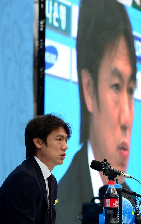 홍명보 축구대표팀 감독이 8일 오전 경기도 파주 NFC 풋살 경기장에서 열린 2014 FIFA 브라질월드컵 최종명단 발표식에서 23명의 대표팀 명단 발표 후 취재진의 질문에 답하고 있다.
이날 발표된 23명의 명단은 정성룡, 김승규, 이범영 골키퍼와 수비수는 김진수, 윤석영, 김영권, 황석호, 홍정호, 곽태휘, 이용, 김창수, 미드필더는 기성용, 하대성, 한국영, 박종우, 손흥민, 김보경, 이청용, 지동원, 공격수는 구자철, 이근호, 박주영, 김신욱./사진=뉴스1