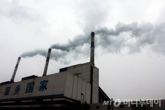 4월 16일 중국 네이멍구자치구 오르도스시 다라터기 화력발전소의 모습. 이곳에서 배출된 대기오염물질은 미세먼지가 돼 편서풍을 타고 한반도로 향한다./사진=김평화 기자