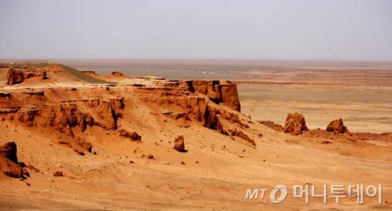 몽골 우문고비 아이막 볼간 솜 시레사우르(붉은언덕). 사막화로 인해 침식이 진행되고 있다./사진=김평화 기자