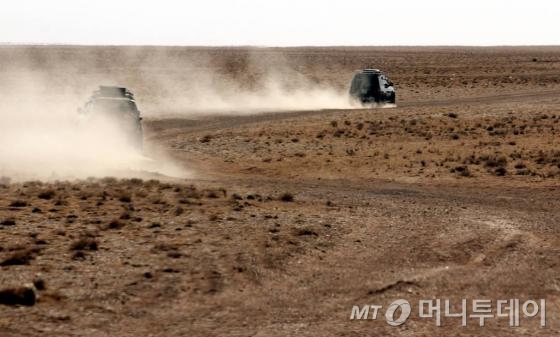 고비사막을 횡단 중인 SUV 차량들. 차량 바퀴 뒤로 모래바람이 일고 있다./사진=김평화 기자