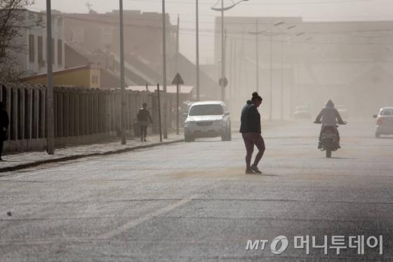 4월 15일 몽골 자민우드 지역. 갑자기 거세진 황사 바람에 마을 주민들이 불편을 겪고 있다./사진=김평화 기자