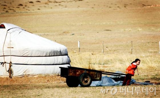 푸른아시아 돈드고비 조림장을 지키는 경비원 가족이 사는 게르(몽골 전통가옥)의 모습/사진=김평화 기자