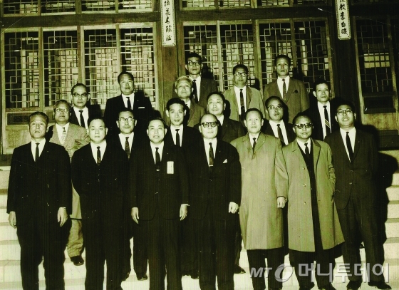 증권사 사장단 모임인 증권토요회는 1960년대 증권시장이 자리잡는 데 큰 역할을 했다. 증권토요회 간담회가 끝난 뒤 참석자들이 기념촬영을 했다. 앞줄 오른쪽 4번째가 송대순 당시 증권업협회장, 둘째줄 오른쪽이 필자.