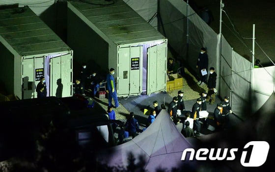 전남 진도군 팽목항에 설치된 임시 시신안치소. 밤낮 새벽 가리지 않고 바다에서 수습된 희생자의 시신이 운구되는 즉시 시신확인 작업을 벌이고 있다. /사진=뉴스1