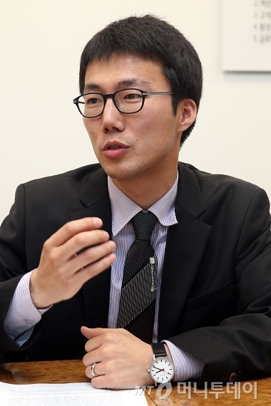 삼성전기 '인사이드 엣지 논문대상'의 지난해 대상 수상자인 최선진씨가 당시 논문에서 다룬 '날숨분석센서'에 대해 설명하고 있다. /사진=이기범 기자