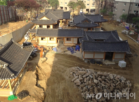 서울 마포구 용강2재개발구역(래미안 마포 리버웰) 내 조성중인 한옥공원 전경. / 사진제공 = 해당조합